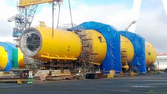 Det 91 meter lange understellet til Hywind Scotland bygges av Navantia i Spania. I sommer blir dette fraktet på båt til Stord for å koples sammen med tårn og turbin.