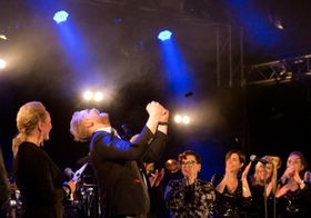 Dan Roger Lid jubler over seieren sin i Duettstafetten på Terminalen i Ålesund. Øvrige deltakere: Kathrine Bjørstad Langlo, Mari Tafjord Rødal, Mariann Sørøy, Trine Nordang Helgesen, Heidi Håker, Lise Mari Sætre og Kathrin Tharaldsen.