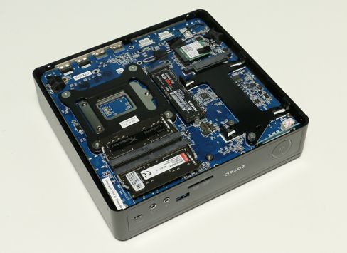 Her har vi fått på plass to RAM-moduler og en M.2 SSD. Til høyre har vi rammen som kan ta en 2,5-tommer.