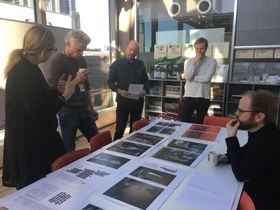 Magasinredaktør Jane Throndsen, reportasjeleder Sverin Kjølberg, reporter Ronny Berg, Art Director Simen Grytøyr og redigerer Torfinn Weisser går gjennom spesialutgaven av VG Helg for tiende gang.