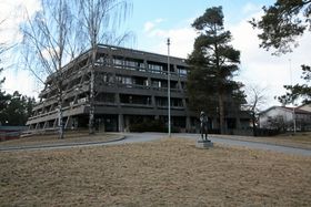 SIGNALBYGG, MENER INNSENDER: Dette er et av byggene innsender av dette debattinnlegget mener holder som signalbygg på Kolbotn.
