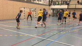 BRØT GJENNOM: Oppegårds skåringsmaskin Sondre Tusvik, med drakt nummer 10, er mestskårende på Oppegårds herrelag i årets fjerdedivisjon. Han markerte seg som vanlig under helgens match mot BI Athletics.