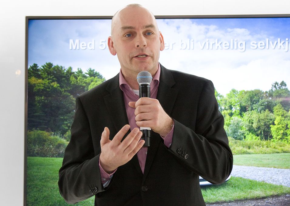 Mobilsjef Bjørn Ivar Moen i Telenor kan konstatere at mobilstrømmingen øker voldsomt etter at FM-båndet er stengt i Nordland, Trøndelags-fylkene og Møre og Romsdal.