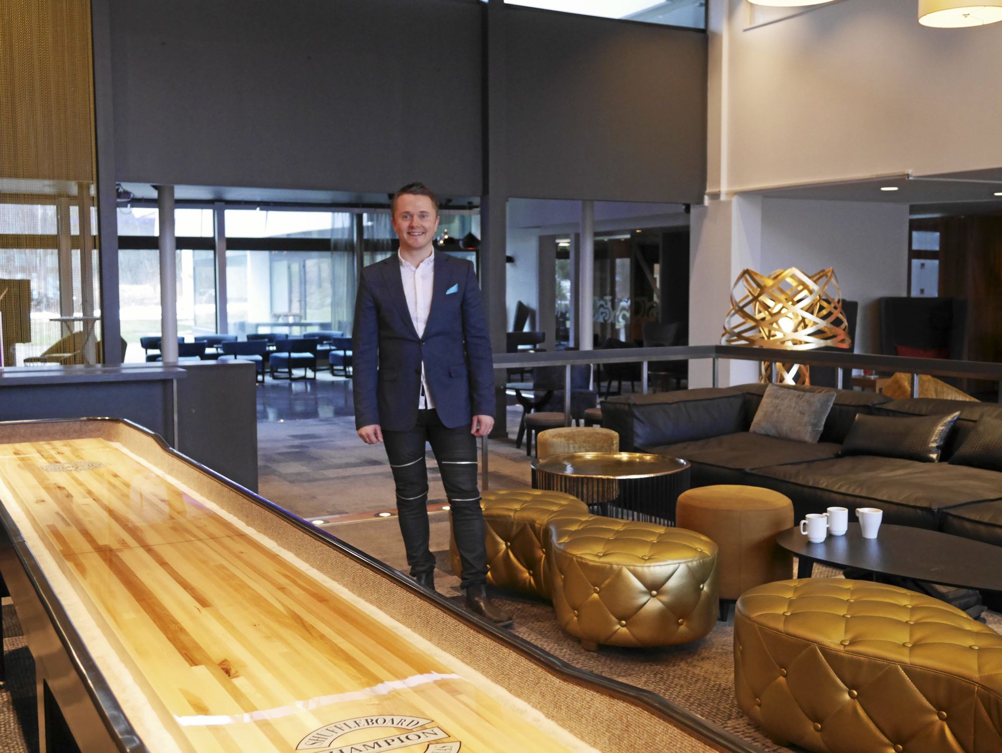 INVITERER TIL PARTY: Olav Kyrre Skoge, ny hotelldirektør på Quality Hotel Entry, og resten av staben, inviterer til gratiskonsert denne torsdagen i det nyoppussede hotellet..