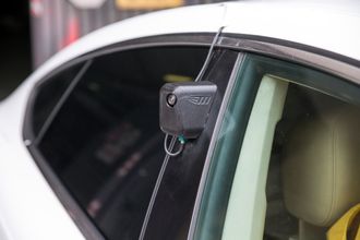 Systemet bruker åtte kameraer for å se 360 grader rundt bilen.