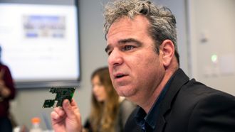 Lior Sethon, leder for Mobileyes forretningsavdeling, viser frem versjon to av selskapets systembrikke, EyeQ.