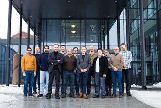 Gruppen på forskningssenteret (f.v.): Mehdi Ben Lazreg, F. LeRon Shults, Jivitesh Sharma, Ole-Christoffer Granmo, Bernt Viggo Matheussen, Arne Wiklund, Einar Duenger Bøhn, Morten Goodwin, Sigurd Kristian Brinch, Per-Arne Andersen, Tonje Sti, Tor Oddbjørn Tveit, Geir Thore Berge.