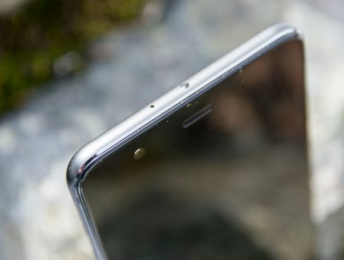 Et lite IR-øye har fått plass på toppen her, akkurat som i P9 Plus og Honor 8, for å nevne noen. Hverken minste P9 eller P10 har det samme tillegget.
