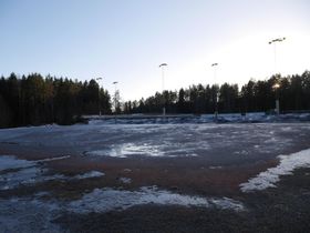 HER SKAL DET BYGGES: I dette området, rett ved kunstgressbanen, skal den nye idrettshallen bygges.