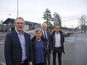 HAR ANDRE TALL: Vidar Fålun i OI, Nina Vøllestad i Oppegård Idrettsråd, Jon Erik Ofstad i KIL og Leif Wedøe i Kolbotn Tennisklubb sitter på helt andre regnestykker enn kommunen, og mener det kan bygges langt mer hall for pengene enn hva kommunen mener.