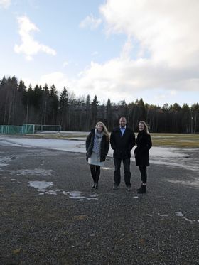 IMØTEKOMMER IDRETTEN: Disse tre politikerne og partiene er enige om avtale som sikrer over 230 milloner til idrettsparken. Ida Lindtveit (KrF) (f.v.), Siv Kaspersen (H) og Geir Amundsen (U) er klare på at det skal bygges hall for alle pengene - bokstavelig talt!