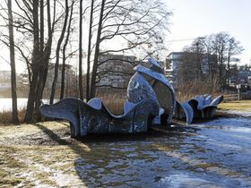 NED MOT VANNET: Her, i Generasjonsparken på Kolbotn, skal det trolig bygges en ny svømmehall og flere boliger. Snart skal politikerne vedta eller avslå Sentrumsplanen, og dette området er et av områdene som vil bli merket av dette.