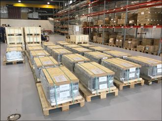 Batteriene til Tycho Brahe før transport til verftet tidligere i år. Over 40 tonn batterier på til sammen 8,32 MWh erstatter dieselmotorer på to av fergene mellom Helsingborg og Helsingør.