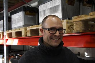 Briten Tim Keast mistet mistet i fjor jobben da oljendeturen rammet bedriften han jobbet i. Rett etter var han på plass for å bygge opp produksjonen til PBES Norway.