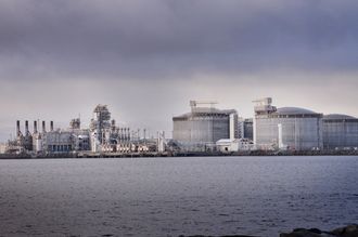 LNG-fabrikken på Melkøya har gjort mye for Hammerfest-samfunnet. Men i starten var prosjektet trøblete og gikk på store kostnadssprekker.