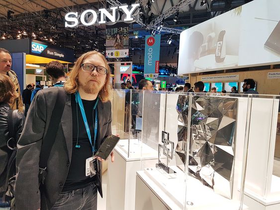 Rikard Skogberg, nordisk PR- og produktsjef i Sony Mobile Communications, viser fram nye Xperia XZ Premium på MWC-messen i Barcelona. Foto: Marte Ottemo.