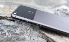 Telefoner med ren Android, slik som Googles egen Pixel XL her, vil nok stadig få nye versjoner av Android først.
