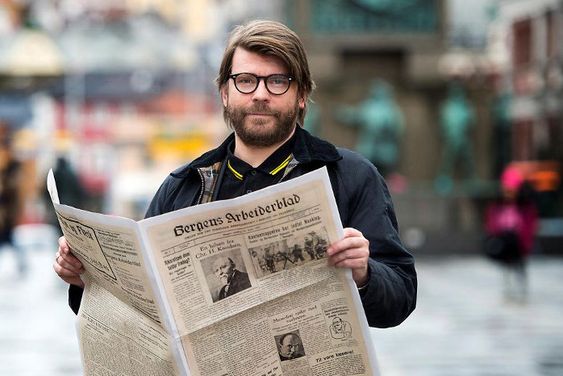 Sigvald Sveinbjørnsson leser opptrykket av BA fra 1927.