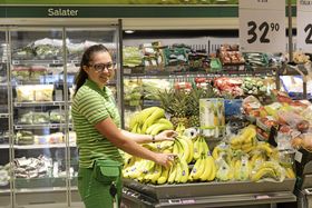 TAR I ET TAK: Man kan ikke ligge på latsiden når man er butikksjef. Ingrid Haugnes trives godt i butikkyrket.