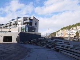 KAN BLI TATT UT AV SENTRUMSPLANEN: Påbygget til boligblokken hvor Kullebunden Spiseri holder til.