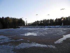 HER SKAL DET BYGGES: Det er her i dette området at den nye idrettshallen skal bygges.