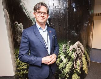 Bernt Skeie, administrerende direktør ved CMR Prototech, som også utvikler romfartsteknologi. Ikke så rart at de har et stort veggmaleri av norske astronauter som driver med landbruk på en fremmed planet på kontoret.
