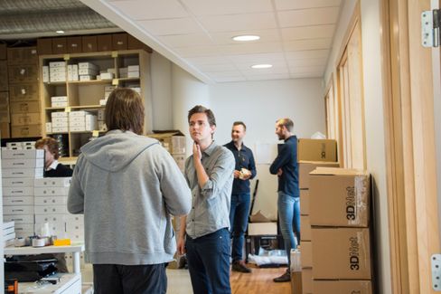 Kundene får råd og veiledning om bruk av ulike typer filament, 3D-skrivere og annet utstyr.