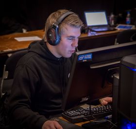 Simon «simiz» Øvrevik da han spilte for GamersLeague på Copenhagen Games 2016.