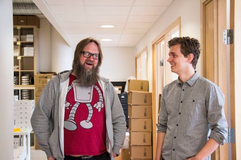 Per Vollset (f.v.) og Martin Rygh diskuterer kreative ideer. Vollset setter pris på 3DNet-guttas store entusiasme for det de driver med.