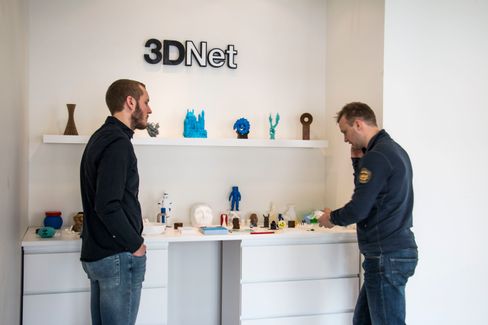 Stig Rune Storøy (f.v.) veileder kunde Sebastian Orskaug i valg av filament.