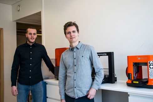Stig Rune Storøy (f.v.) og Martin Gravningen Rygh har innredet et utstillingsrom i sine nye lokaler, hvor de viser frem ulike typer 3D-skrivere.