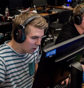 Simon «simiz» Øvrevik da han spite for GamersLeague på Copenhagen Games 2016.