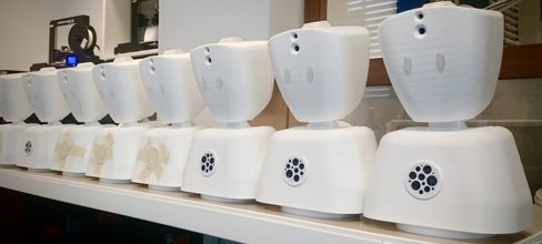 «Serieproduksjon» av prototyper på roboten AV1. Øverst til venstre er en av 3D-skriverne, Wanhao Duplicator i3 V2, i aksjon.
