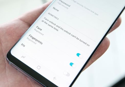 Du kan legitimere deg med finger, øye eller ansikt. Men du kan ikke ha både iris- og ansiktsgjenkjenning aktivert samtidig.