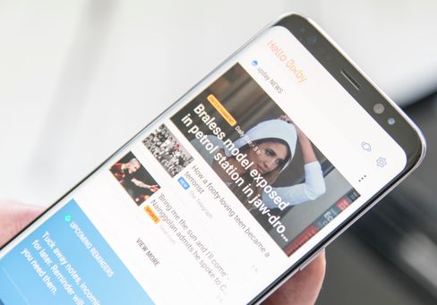 Bixby er både en taleassistent, en nyhetsside med varsler og gjenkjenningsfunksjonalitet i kameraet på telefonen. Trykk på ikonet nest lengst til høyre oppe, og kameraet åpnes i Bixby-modus. Da kan det gjenkjenne saker og ting, og hjelpe deg med shopping.