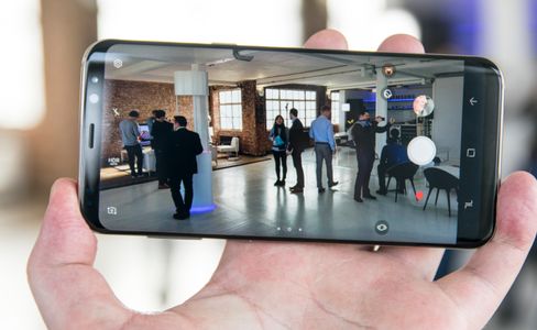 Maskinvaren i S8-kameraet er den samme som før, men med en raskere telefon rundt seg kan det noen nye triks likevel.