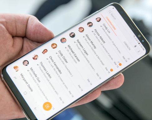 Samsungs menyer bærer stadig med seg arven fra tidligere Galaxy S-modeller og Touch Wiz, men designen blir gradvis strammet opp.