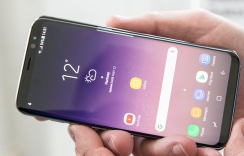 Galaxy S8 holdt foran LG G6. De to telefonene er nesten like store, men LGs variant er bittelitt tykkere og bredere.