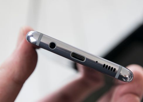 USB-C og hodetelefonkontakt i bunnen av telefonen.