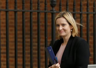 Storbritanias innenriksminister Amber Rudd mener myndighetene bør ha muligheter til å overvåke kryptert kommunikasjon.