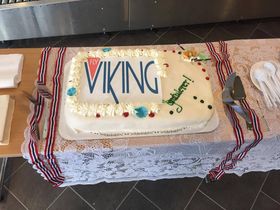 KAKE: FlyViking ble feiret med kake etter landingen i Hammerfest.