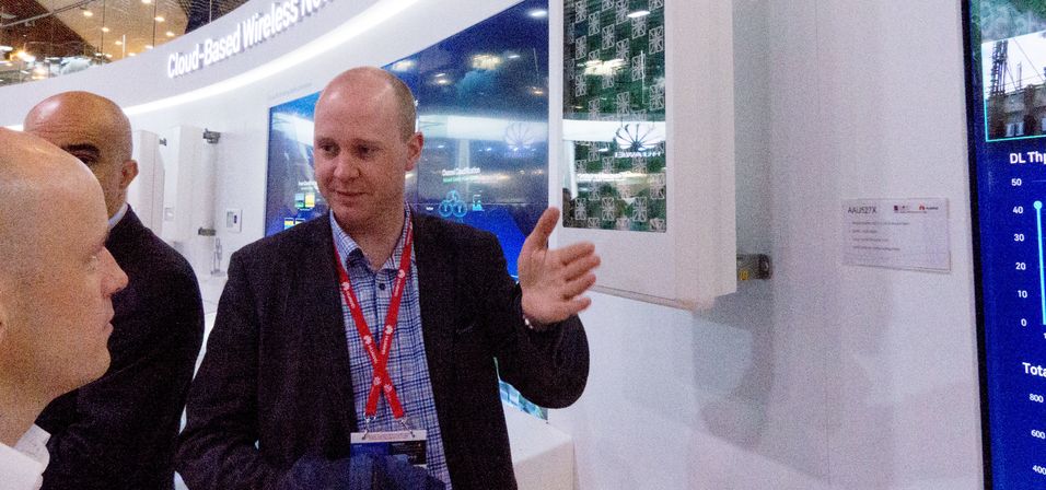 Produktsjef Eivind Mikkelsen i Huawei forklarer hva skyteknologi har å gjøre i mobilnettene for Inside Telecom-kollega Varog Kervarec (til venstre) under Mobile World Congress i Barcelona 1. mars.