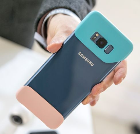 Tja, designmessig vet jeg ikke helt hva man skal si om Samsung 2Piece Cover som ikke et bilde sier helt på egen hånd. To deler, to farger. Det dekker ikke hele telefonen, så det beskytter best om telefonen faller på et flatt underlag.