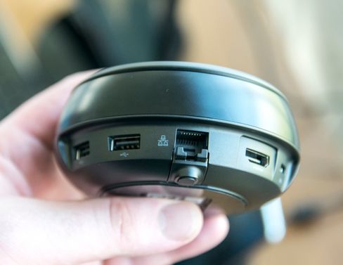 Samsung DeX er en liten krybbe og en programvareløsning som lar deg bruke mobilen som PC tilkoblet skjerm og tilbehør. Slik ser krybben ut når den er klappet sammen.