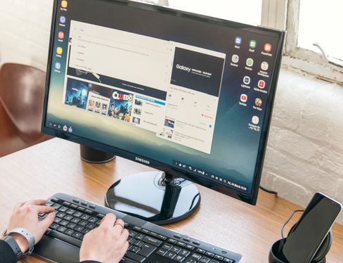 ... og slik ser løsningen ut når den er i bruk. Du kan bruke Android-appene dine i vinduer eller fullskjerm, og flere av dem er tilpasset Samsungs nye løsning. Hvis det ringer mens løsningen er i bruk blir du varslet på storskjermen og du kan snakke håndfritt gjennom telefonen mens den står i krybben.