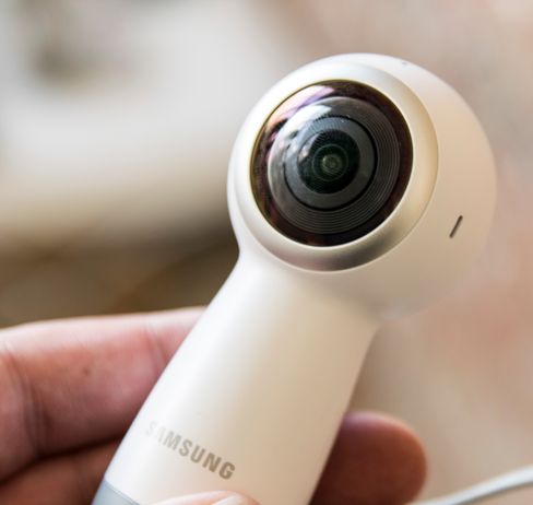 Selve huset som rommer de to kameralinsene har blitt mye slankere siden sist. Det betyr antakeligvis bedre sammensydde 360-bilder.