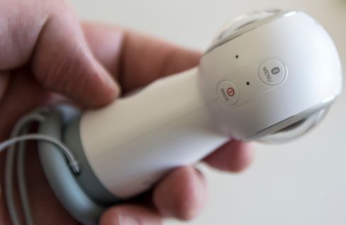 De ulike elementene som knapper, skjerm og minnekortplass har flyttet litt på seg, men ingen har falt fra eller kommet til. Ministativet som fulgte med forrige utgave er vekk, og erstattet av en liten gummiring som skal gjøre kameraet mer stabilt. Det er stativskru under kameraet hvis du likevel trenger noe kraftigere.