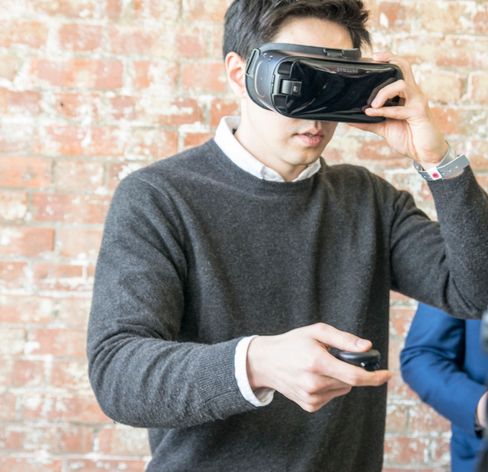 Gear VR har blitt ny, og en Bluetooth-kontroller følger med i pakken. Samsungs VR-brille passer stadig til alle S-modellene fra Galaxy S6, og det gjør kontrolleren også.