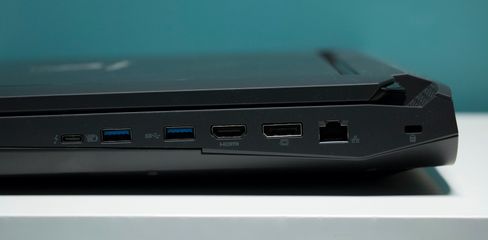 Den andre siden skuler strøminngangen, to USB 3.0-porter, en minnekortleser og inngang for hodetelefoner og mikrofon.