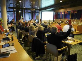VEDTATT: Her gjør kommunestyrepolitikerne et historisk vedtak om bygging av ny storhall for idrett og skole.